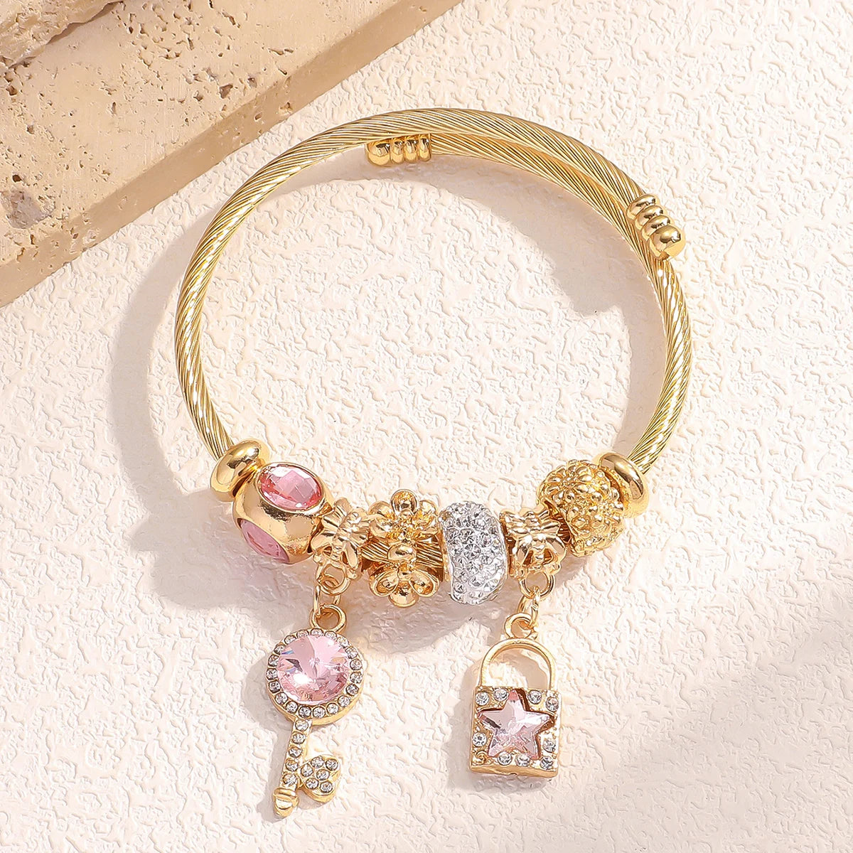 Stylish Lock & Bloom Bracelet:Trendy Beaded Key Charm Design