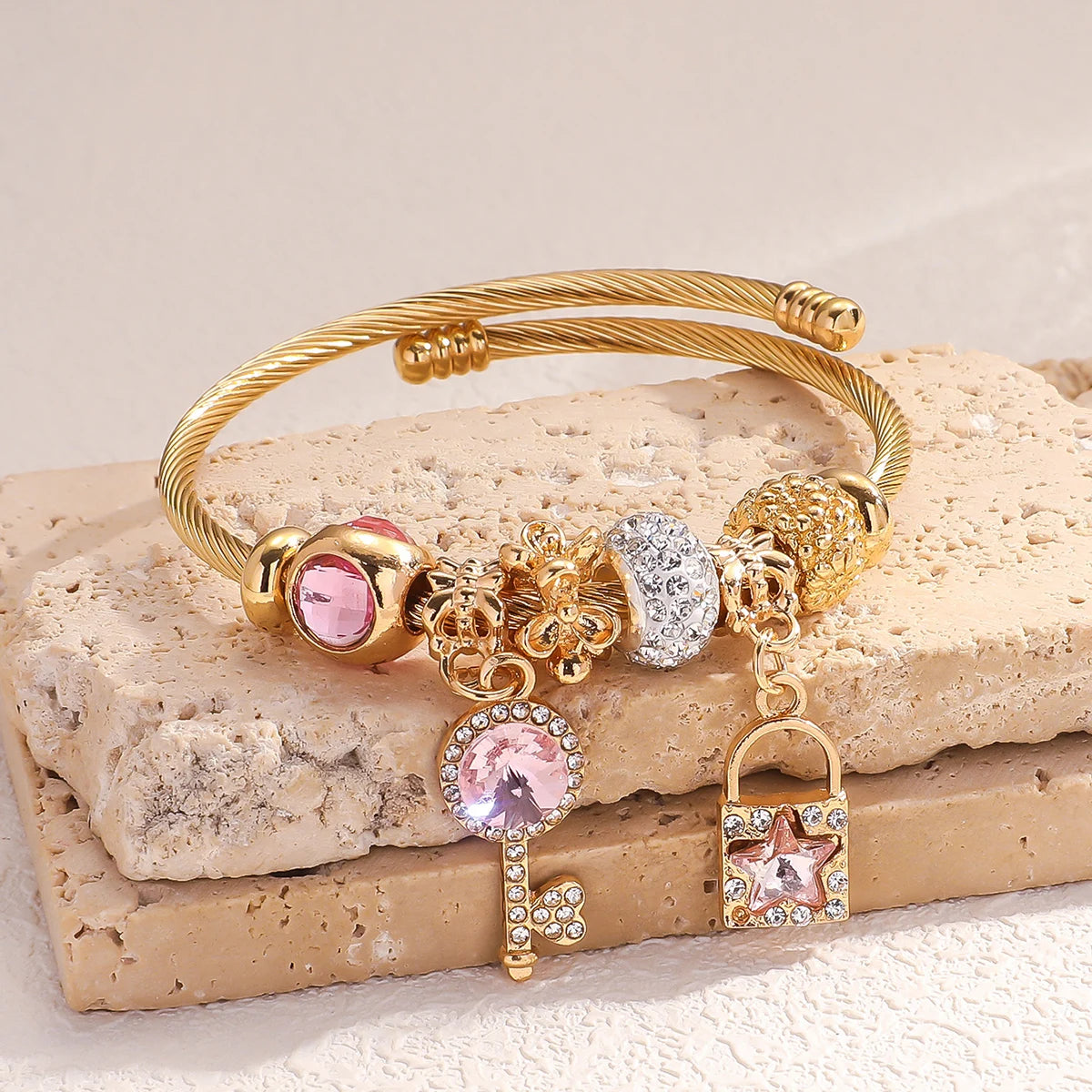 Stylish Lock & Bloom Bracelet:Trendy Beaded Key Charm Design